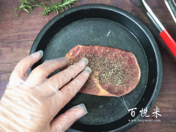 西餐大厨来教你煎牛排，味道醇香鲜嫩爆汁儿，好吃不腻